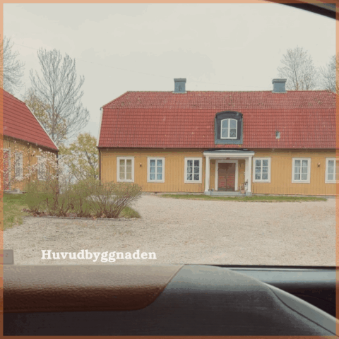Bild på Barnbyn Skås huvudbyggnad, ett gult trähus.