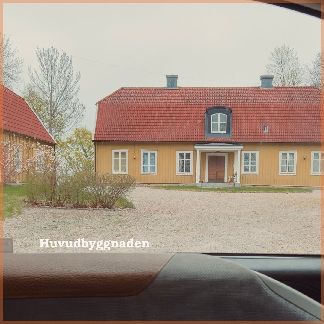 Bild på Barnbyn Skås huvudbyggnad, ett gult trähus.