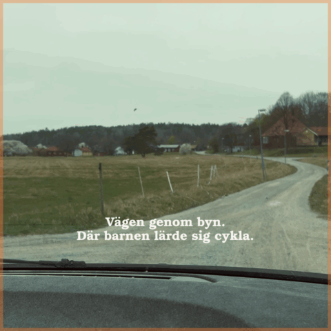 En grusväg som löper genom Barnbyn Skå.