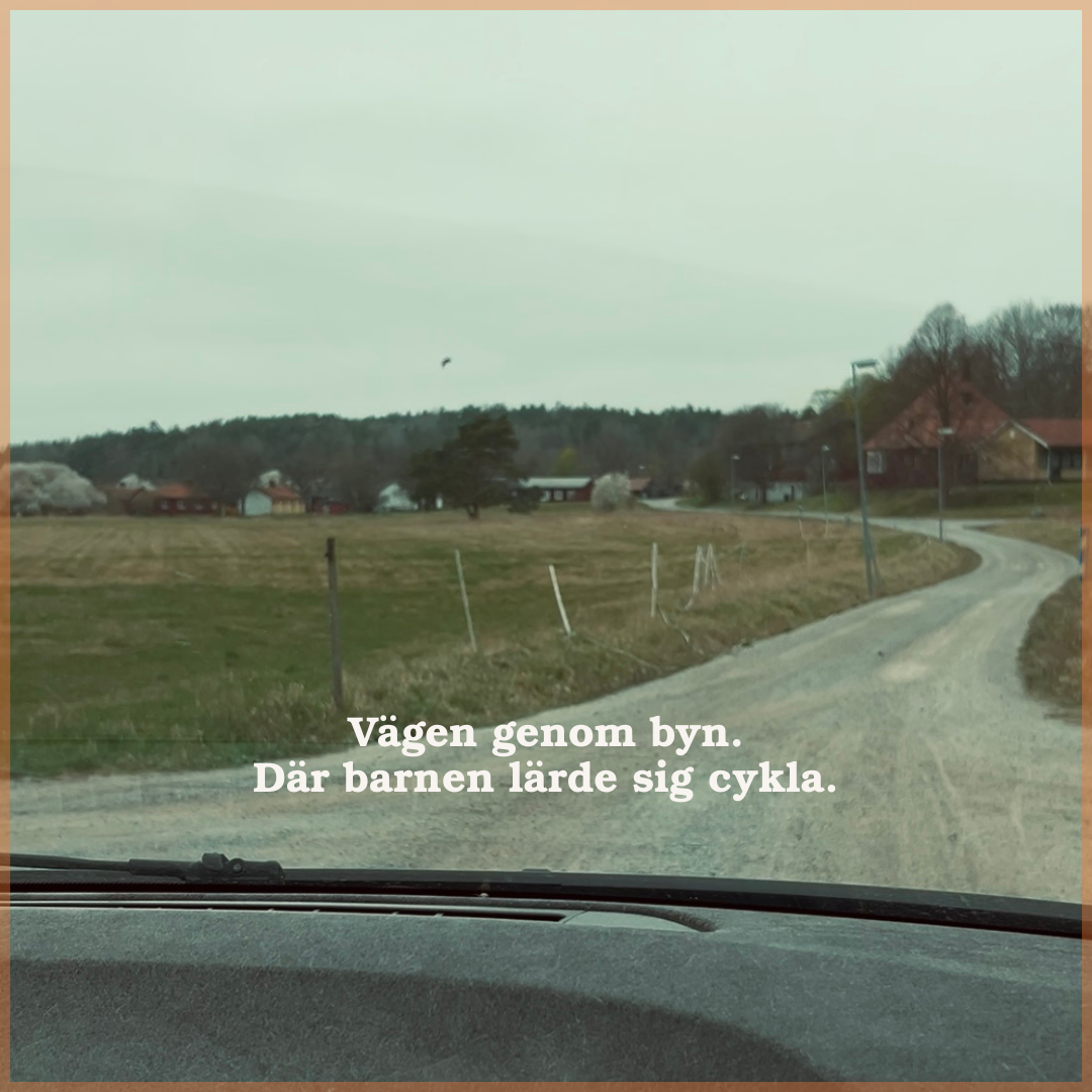 En grusväg som löper genom Barnbyn Skå.