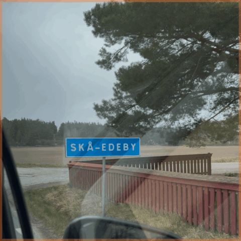 En vägskylt med texten Skå-edeby