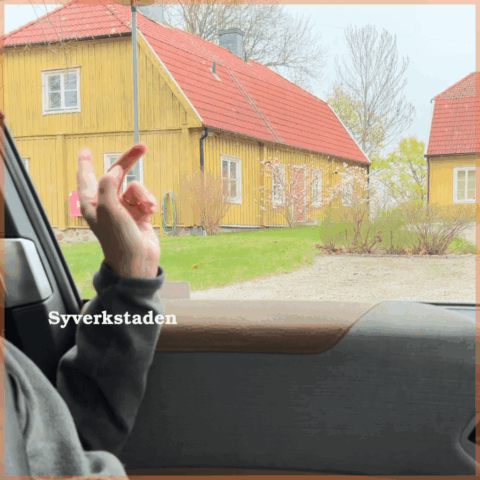 Bild på Barnbyn Skås syverkstad, ett gult trähus.