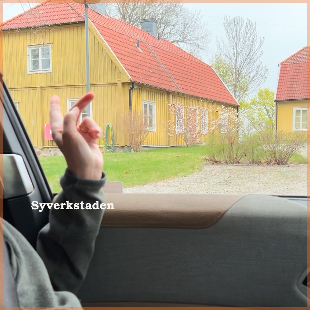 Bild på Barnbyn Skås syverkstad, ett gult trähus.
