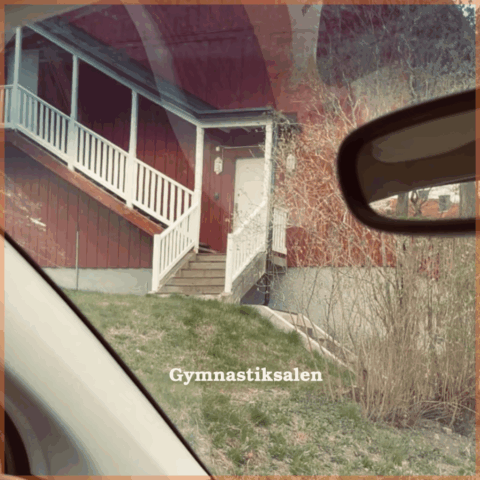 En bild på ett rött hus med en trappa. Barnbyns gymnastiksal.