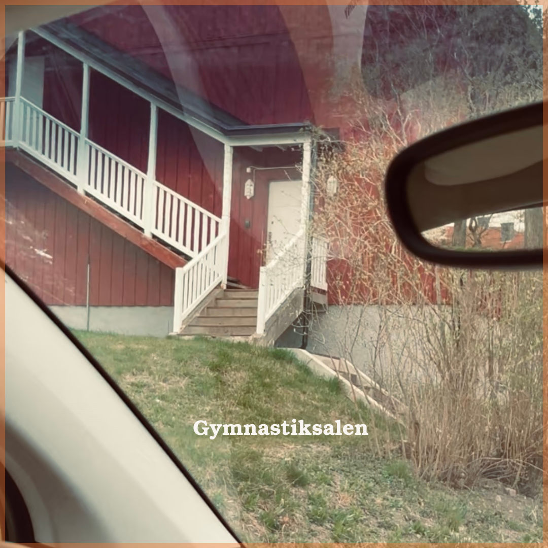 En bild på ett rött hus med en trappa. Barnbyns gymnastiksal.