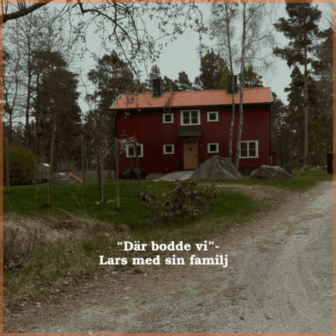 Ett rött trähus omgivet av natur.