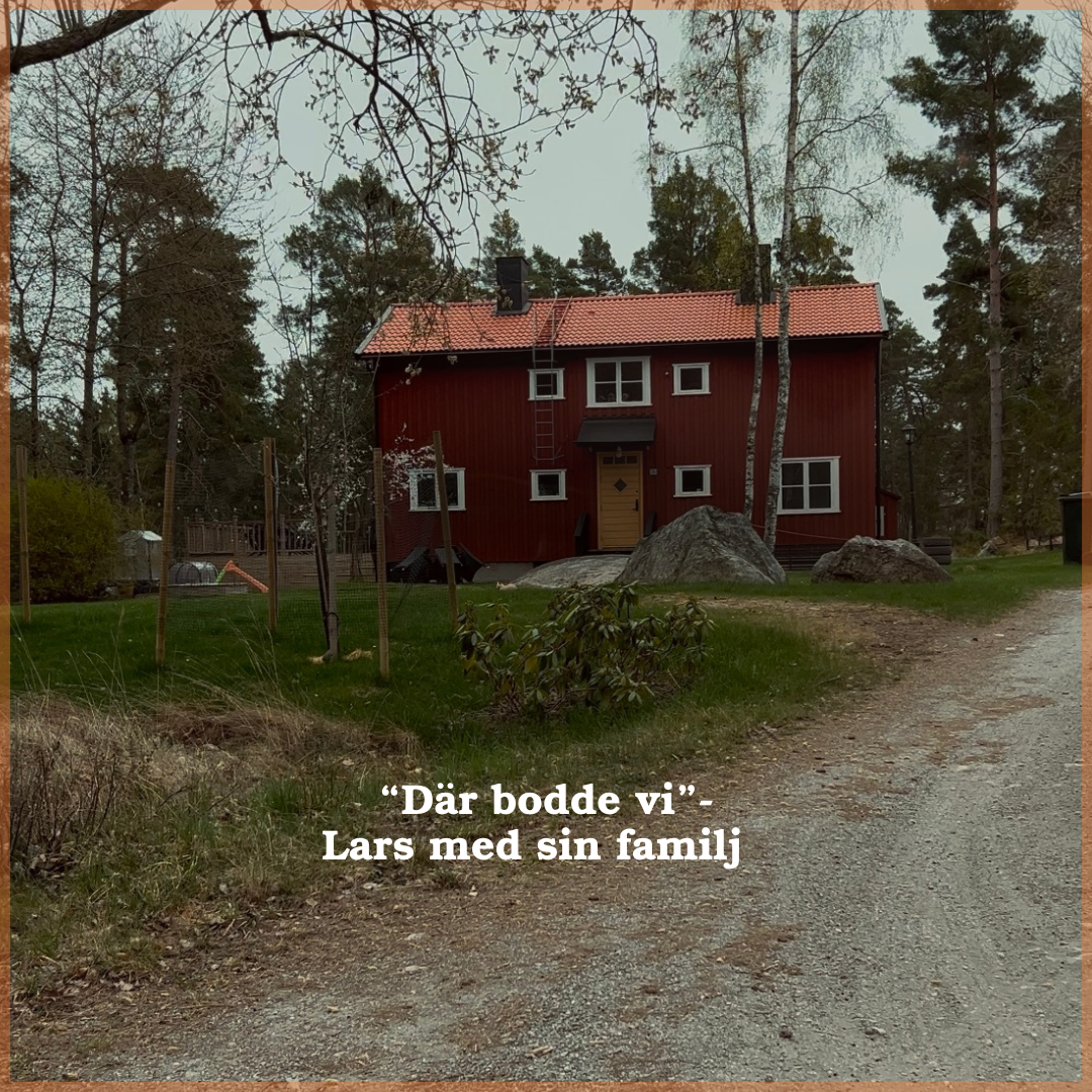 Ett rött trähus omgivet av natur.