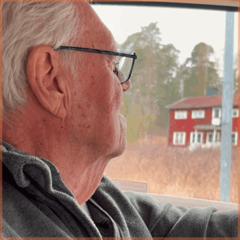 Lars Lorentzon blickar ut från bilfönstret.