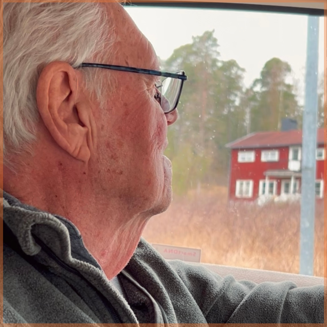 Lars Lorentzon blickar ut från bilfönstret.